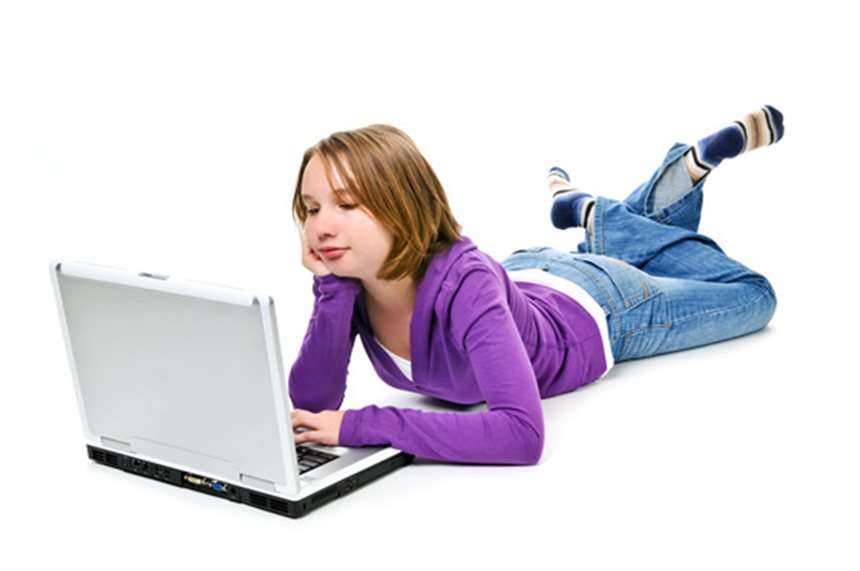Ung med dator